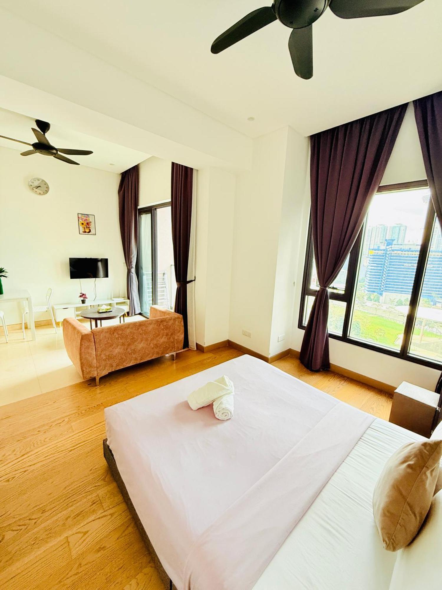 Bbcc At Lucentia 2 Apartment *